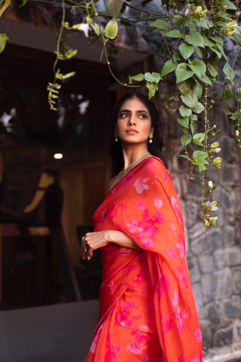 rameshlaus's tweet photo. . @MalavikaM_ looks dreamy in a red saree for her movie promotions..
#christy #feb17release
#maxxopr https://t.co/Asqro41LBt