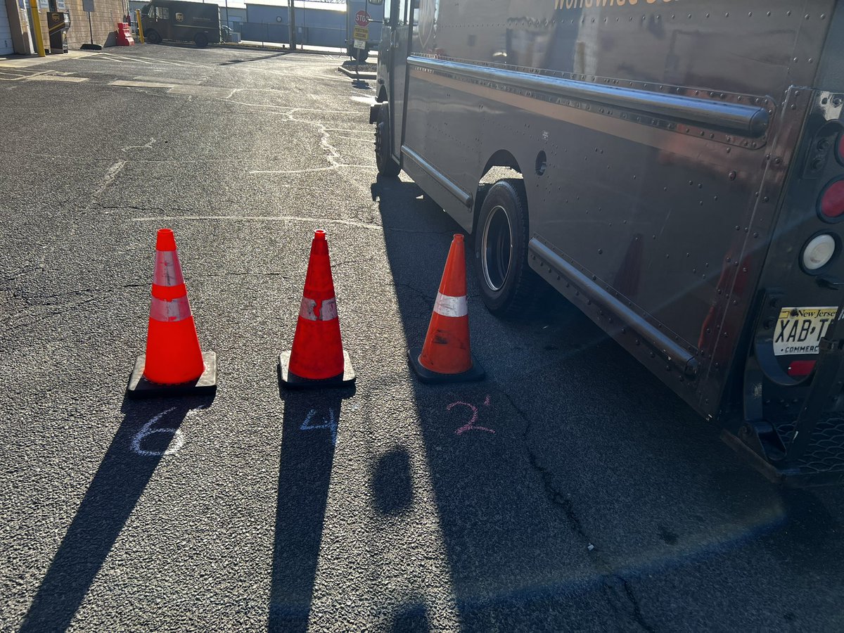 UPSManJohn's tweet photo. It’s a beautiful day for a #GuardGateActivity! How’s your tail swing? It could differ from vehicle to vehicle! Here are examples of 2, 4 & 6’ space cushions…which is best? Six of course. Protect your vehicle & neighbors with #SafeSix! https://t.co/BNBzbsWX6I