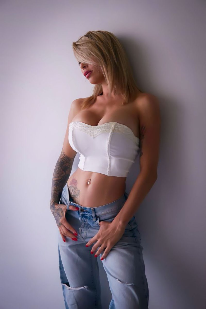 Corset <a href="/grazeruizdiaz/">Graciela Ruiz Diaz</a> 
Hair Style <a href="/AlvaroOxoby/">Alvaro Oxoby</a> <a href="/TuDezeook/">TU DEZEO</a>