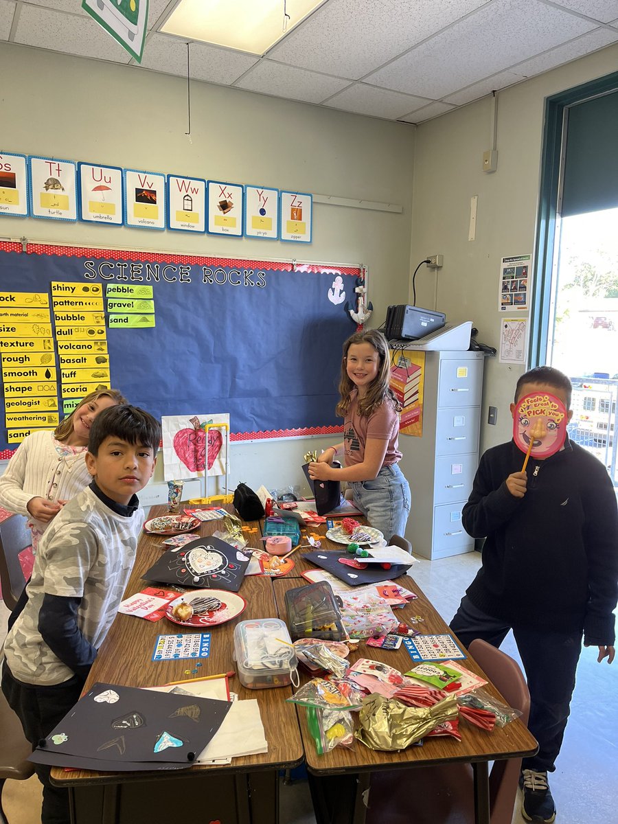 MsSlattum's tweet photo. We were feeling the love in Room 5 today! #mystudentsarethebest https://t.co/cmeYAIGCix
