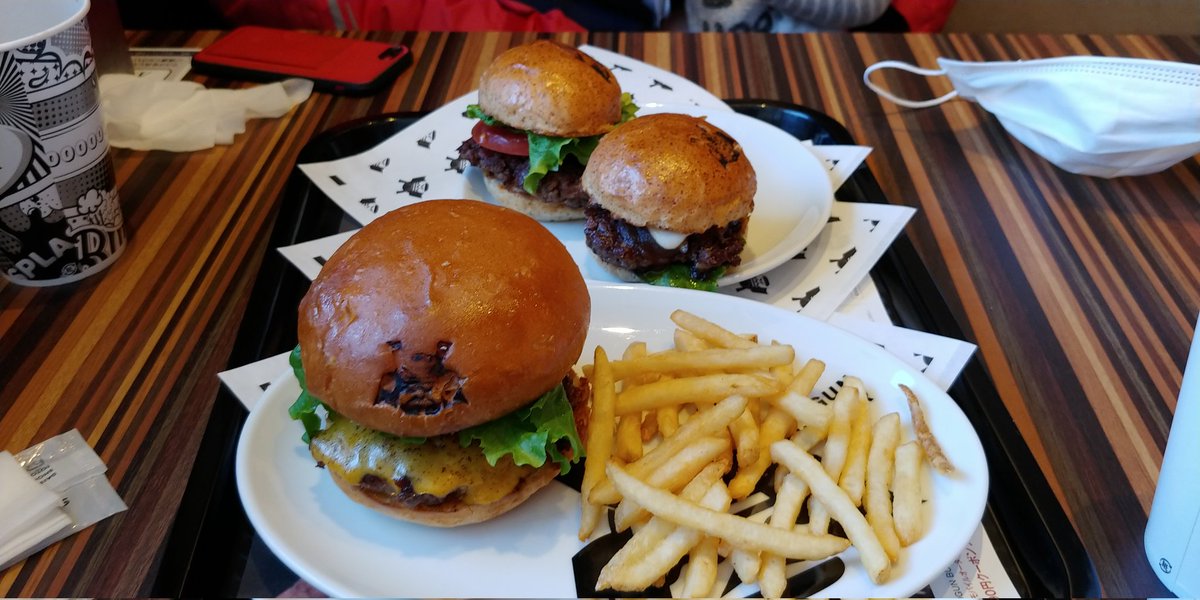 「お昼はお高いバーガーを食べた。粗挽きで肉肉しくて良き 」|フラレナオンのイラスト
