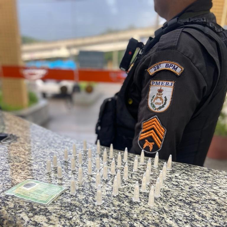 PMERJ's tweet photo. Um homem foi preso por policiais do #28BPM no bairro Cruzeiro, em #Pinheiral. Com ele foram apreendidos 37 pinos de cocaína. https://t.co/oT4M4xOBcq