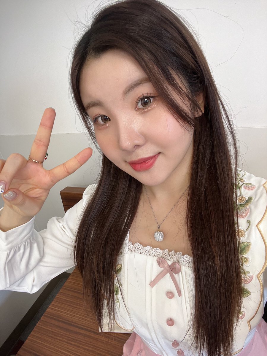 ILY1_MEMBERS's tweet photo. #몌몽
온리원🫧🥺 막방하고 처음 올리는 멤버스다ㅠㅡㅠ 다들 너무 보고싶었어요 지금도 보고싶고,, 다들 잘 지내고 계시죵? 저는 일본에서 열심히 재미있게 지내고 있어용!! 온리원 내가 많이 사랑해💚 오늘도 힘내용 빠샤🫶🏻 아직도 꿈만 같은 우리의 음방들 ☁️ https://t.co/mmTtTe9n35