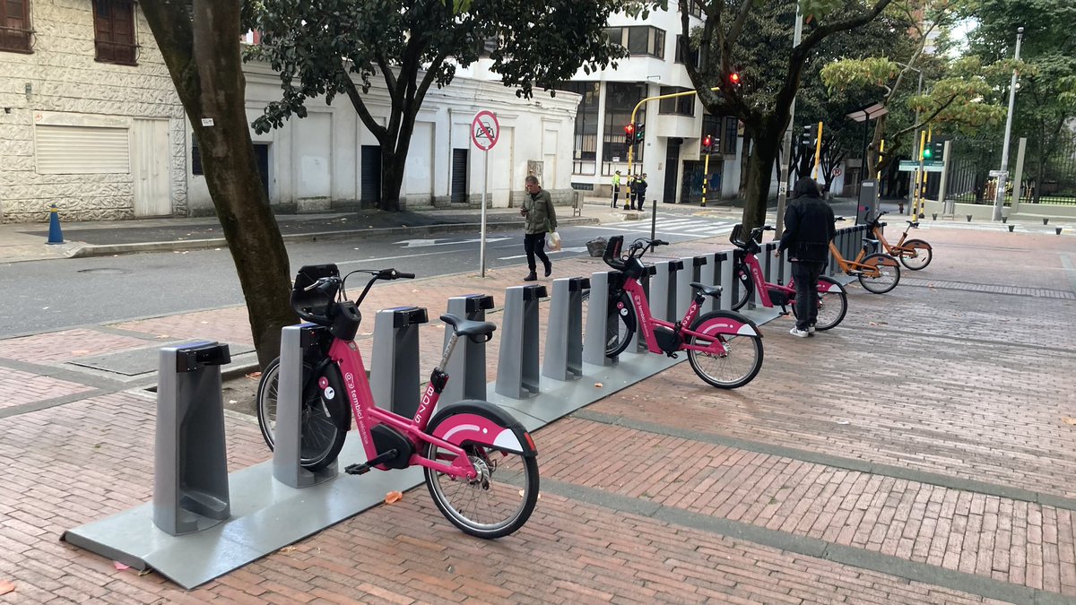RaMM_0's tweet photo. @tembici_co es frustrante no poder sacar las bicis que físicamente sí hay en las estaciones (las eléctricas aparecían con carga y también habían mecánicas). Ojalá logren pronto que la información del mapa, de la estación y de la realidad, corresponda entre todas. https://t.co/1cgtW8fcdl