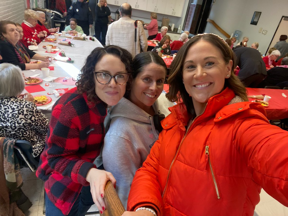 BCEengagement's tweet photo. TY to all our #policepartners ! When we work together we make a difference ! #HappyValentinesDay #loveisallaround 💙 #JohnnyPomodoroPizza 🍪 @BabyBoyleBouq 🌹 #TheosCozyCorner 🍳 🥓 🥯☕️ https://t.co/FuLWLBbzct