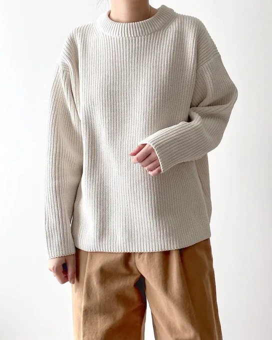 【ユニクロ新作】最近こればっか着ちゃう!スウェットみたいな「楽ちんニット」ふんわり軽い着心地にハマった!ユニクロの「ニットクルーセーター」は、チクチク感がなく、ストレスフリーな着心地が人気!デザインはシンプルで、ゆったりとしたシルエットがかわいいんです 