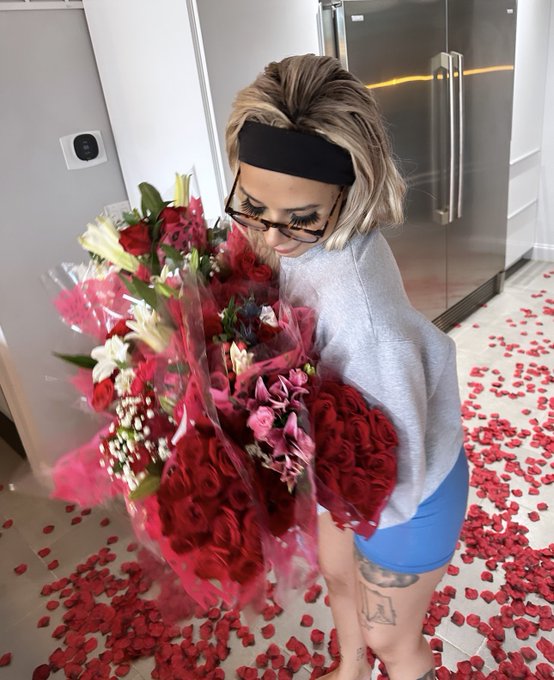 2 pic. my first time celebratin Valentine’s Day ????❤️❤️?? https://t.co/5Kpgz9aZ6d