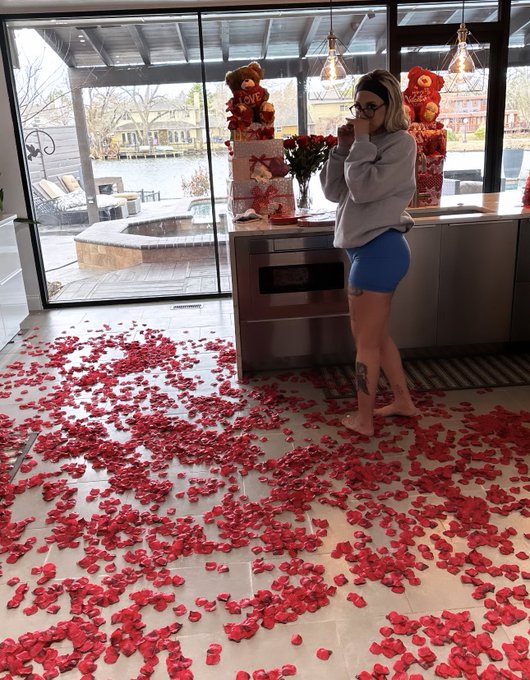 1 pic. my first time celebratin Valentine’s Day ????❤️❤️?? https://t.co/5Kpgz9aZ6d