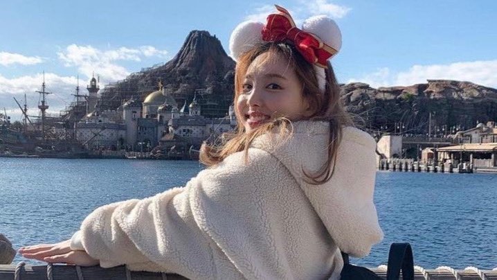 archivenayeon's tweet photo. imagine valentine day with nayeon https://t.co/d7PiTWAtyV