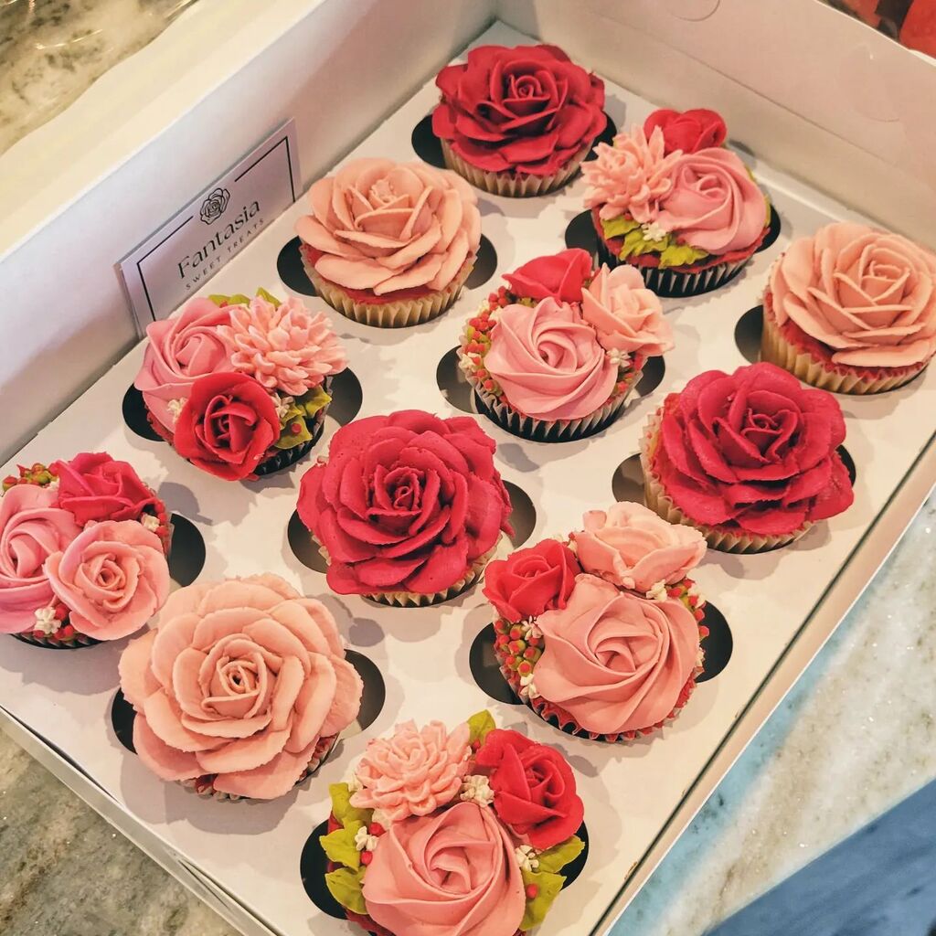 vuthy's tweet photo. Taking a break from this very busy Tuesday to give a shout-out to a local small business and these gorgeous Valentine cupcakes that were basically a gift to myself lol. (I shared!) Thank you Fitra and @fantasia_sweet_treats — her work is lovely! https://t.co/6ddou6Xqd4 https://t.co/svb42M0r7O