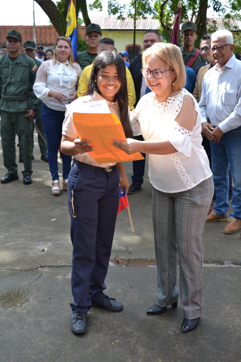¡Garantizamos liderazgo para el futuro!
#DeltaAmacuro Vocera Estadal Cristal Medina recibe condecoración, José Félix Ribas, en el marco de los 209 años de la batalla de la victoria y día nacional de la juventud. 
#LasSancionesSonContraElPueblo
<a href="/NicolasMaduro/">Nicolás Maduro</a> <a href="/MPPEDUCACION/">MPPEDUCACION</a>