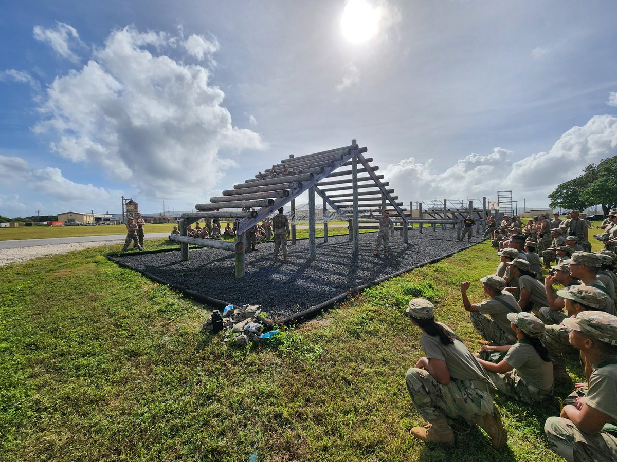 8BDEArmyROTC's tweet photo. 📍 Naval Base Guam
Leaders leading leaders 💪 Say that 5 times fast! The University of Guam #RangerChallenge team provided support to the Guam #JROTC Cadet Leadership Challenge (#JCLC) last week at the EOD obstacle course. That's #LeadershipExcellence! 🤩
📸 Greg Stephens https://t.co/8RFxaNqpVe
