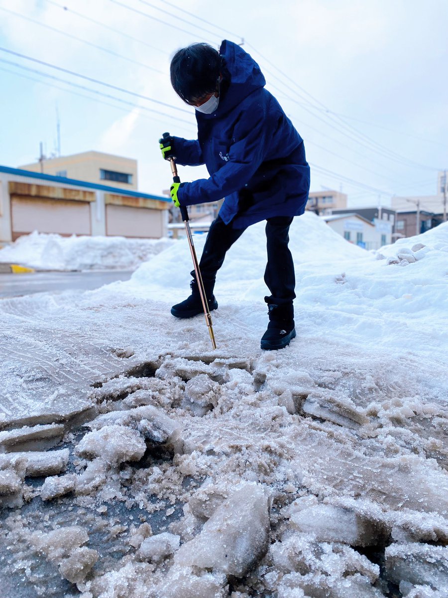 GanchanHimawari's tweet photo. どうも！！がんちゃんです！

天気良いので今日は駐車場の氷割り😤

早よ春よこーーい🌸 https://t.co/VzueIT8X3L