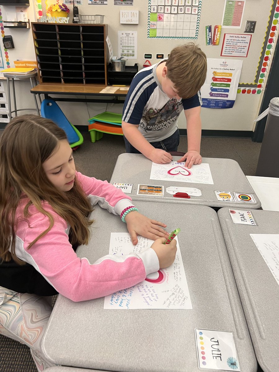 Started our day by spreading love to our classmates!💕