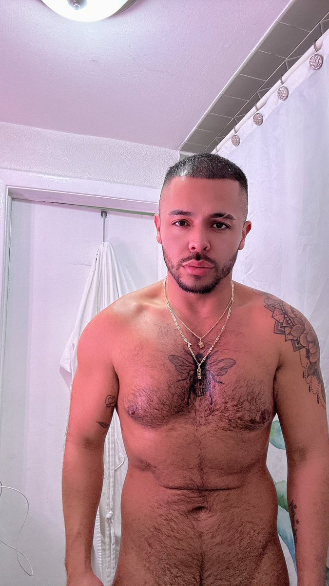 ChasingVida's tweet image. Y solo mirame con esos ojos tan lindos.. #badbunny #gayValentinesDay #gaymen #hairymen