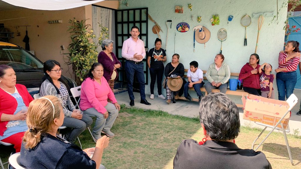 SebHOrozco's tweet photo. Fue un gusto saludar este #14DeFebrero a vecinas de colonias del sur, con quienes cuento con una amistad de hace muchos años y han confiando en mí desde la trinchera en donde me encuentre. Gracias por su recibimiento. 🙏 https://t.co/sFqLd70iNE