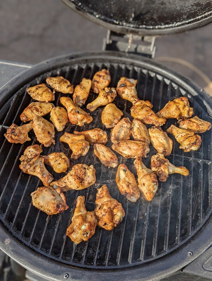 ItsRandomRob's tweet image. #BetterThanFlowersAndCandy #singlelife #wings