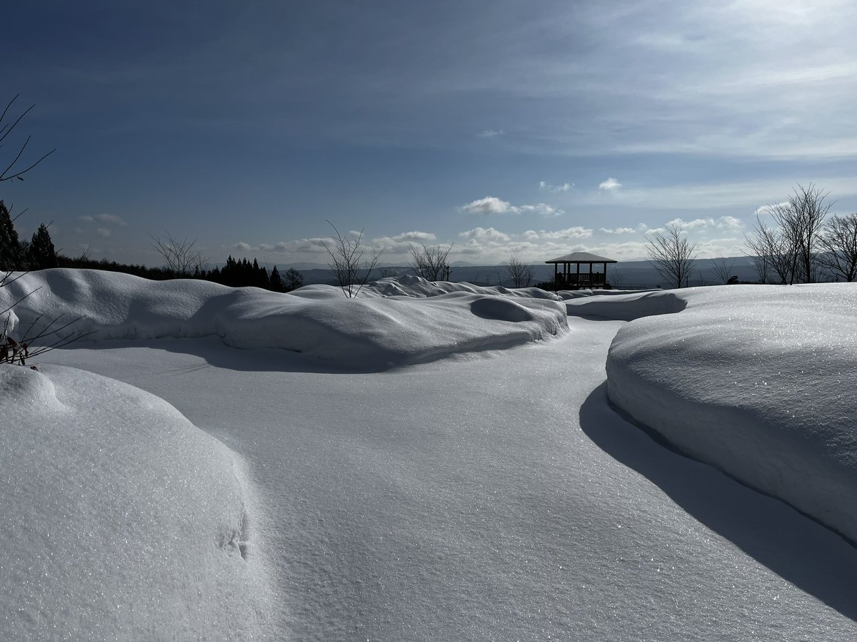 realizerhigh's tweet photo. ちょいと用事があって、キャンプ場まで。
オーナー雪かき中だったけど、手を止め相手してくれた。

やっぱり冬の景色はたまらない。
#backyardcamp
#オーナーせっせと雪かき
#さぁ外へ飛び出そう https://t.co/8tHyUnnOft