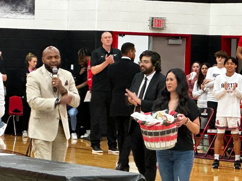 Congratulations to Ms. To for being recognized as our Team Mom! Thank you for all that you do for our DAWGS!   #ParentsALLIN #SeasonCloseout