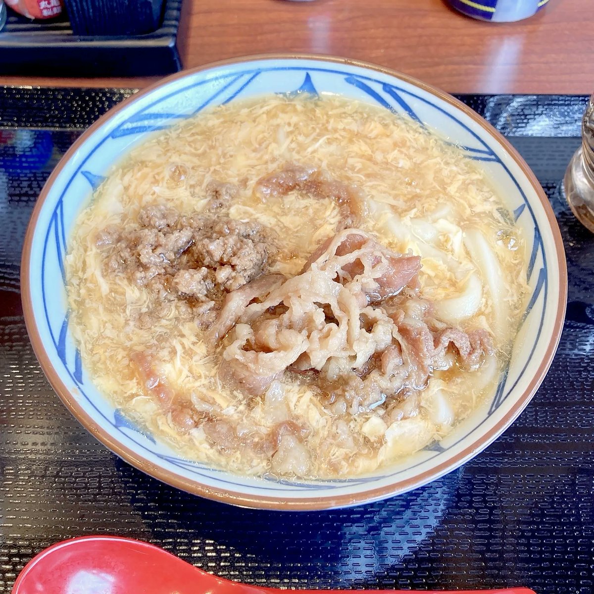 「【丸亀製麺】もうランチは毎日コレがいい!期間限定の「ボリューム満点うどん」卵がふ」|BuzzFeed Japanのイラスト