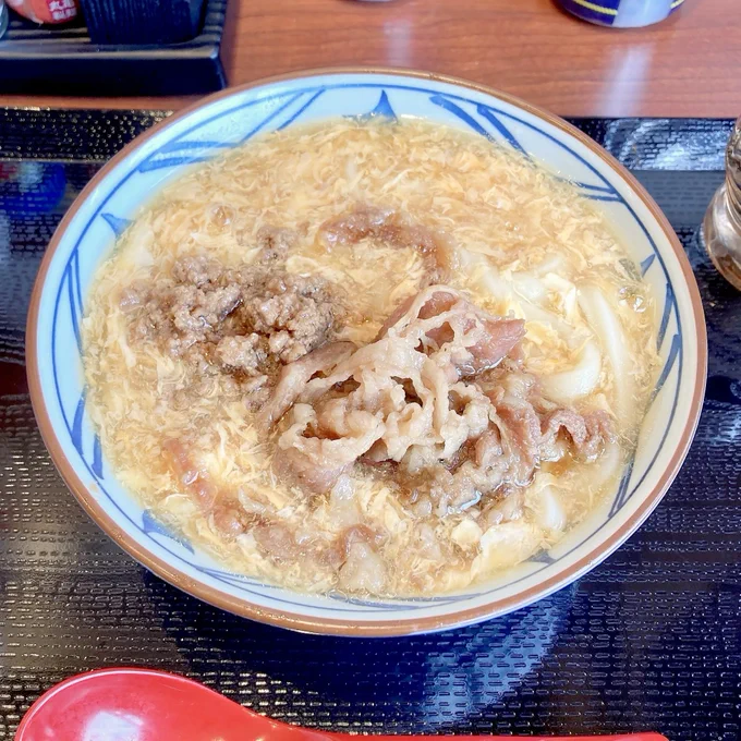【丸亀製麺】もうランチは毎日コレがいい!期間限定の「ボリューム満点うどん」卵がふわトロで旨すぎる〜!丸亀製麵の「肉がさね玉子あんかけうどん」はお肉たっぷりで大満足の食べ応え!玉子あんかけもトロトロで、体がポカポカ温まります! 