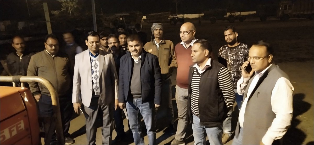 CaneDistrict's tweet photo. जिला गन्ना अधिकारी शाहजहांपुर ���्वारा मकसूदापुर चीनी मिल गेट का रात्रिकालीन निरिक्षण किया गया l निरिक्षण के दौरान श्रीकृष्णा मिश्रा वरिष्ठ निरीक्षक विधिक माप विज्ञान, मनीष शुक्ला ज्येष्ठ गन्ना विकास निरीक्षक पुवाया,वि��ोद कुमार सचिव  गन्ना विकास समिति पुवाया व अन्य लोग साथ थे l https://t.co/51kyBRCx7o