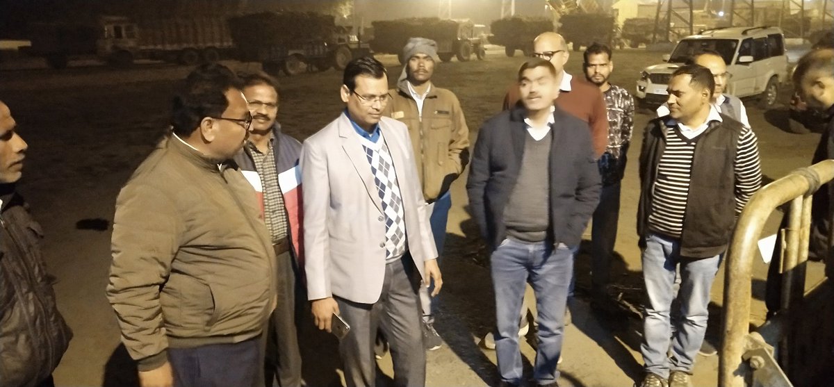CaneDistrict's tweet photo. जिला गन्ना अधिकारी शाहजहांपुर ���्वारा मकसूदापुर चीनी मिल गेट का रात्रिकालीन निरिक्षण किया गया l निरिक्षण के दौरान श्रीकृष्णा मिश्रा वरिष्ठ निरीक्षक विधिक माप विज्ञान, मनीष शुक्ला ज्येष्ठ गन्ना विकास निरीक्षक पुवाया,वि��ोद कुमार सचिव  गन्ना विकास समिति पुवाया व अन्य लोग साथ थे l https://t.co/51kyBRCx7o