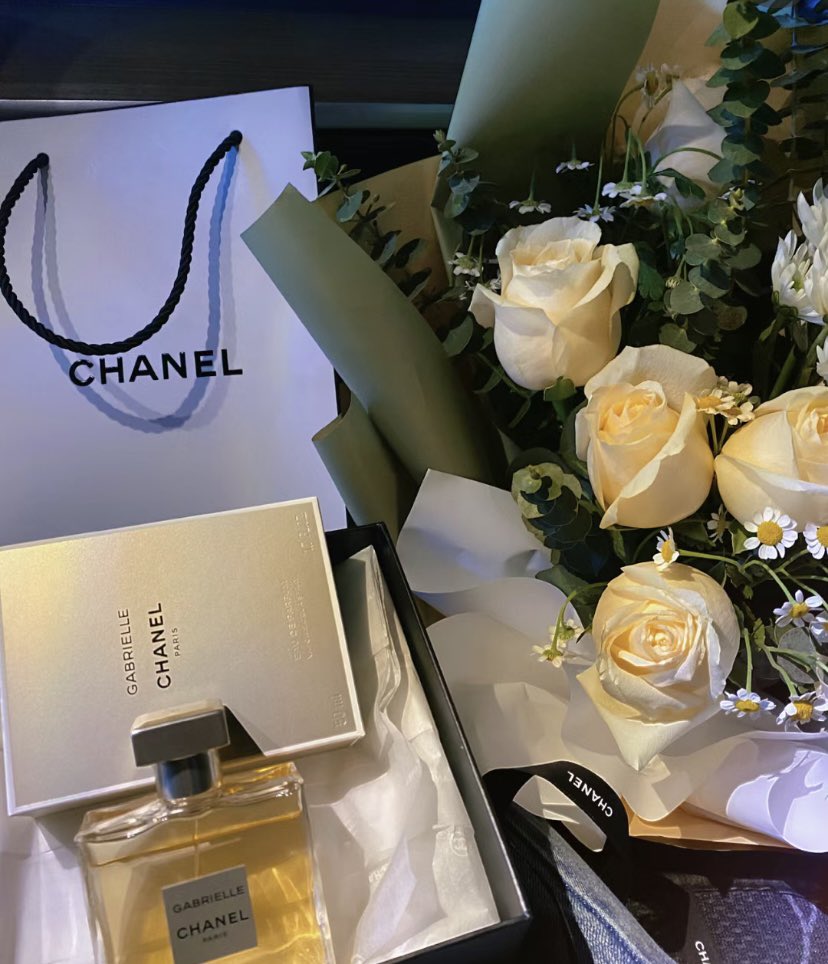 Do18569's tweet photo. The first Valentine's Day in 2023, although I still live alone, I can't wronged myself, so I also bought myself a gift, hoping that the next Valentine's Day will no longer be alone.🤗🤗🤗🤗🤗 https://t.co/72L707AwzV