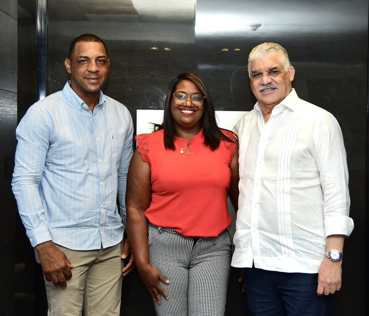 MiguelVargasM's tweet photo. Agradecido de recibir la visita del presidente distrital de Villa El Sonador, Eyis Mercado, junto a la secretaria municipal de #FEDOMUSDE Bonao, Mayreni García.
#MiguelVargas https://t.co/oq8DKjAOwG