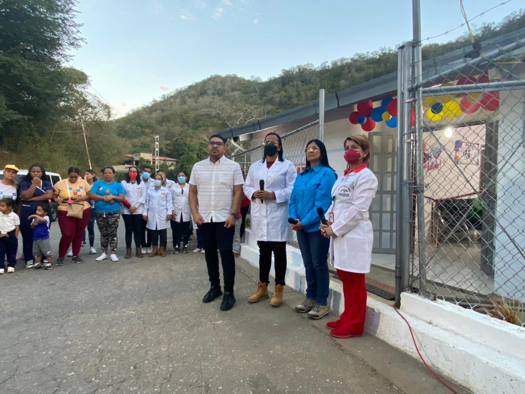 NicolasMaduro's tweet photo. Con las propuestas del pueblo, la unión cívico - militar, el compromiso del Gobierno Bolivariano que presido y las BriCoMil, avanzamos en la recuperación y rehabilitación de decenas de centros de salud, CDI, ambulatorios y hospitales del país. ¡Nada nos detiene! https://t.co/BoObpPqxl4