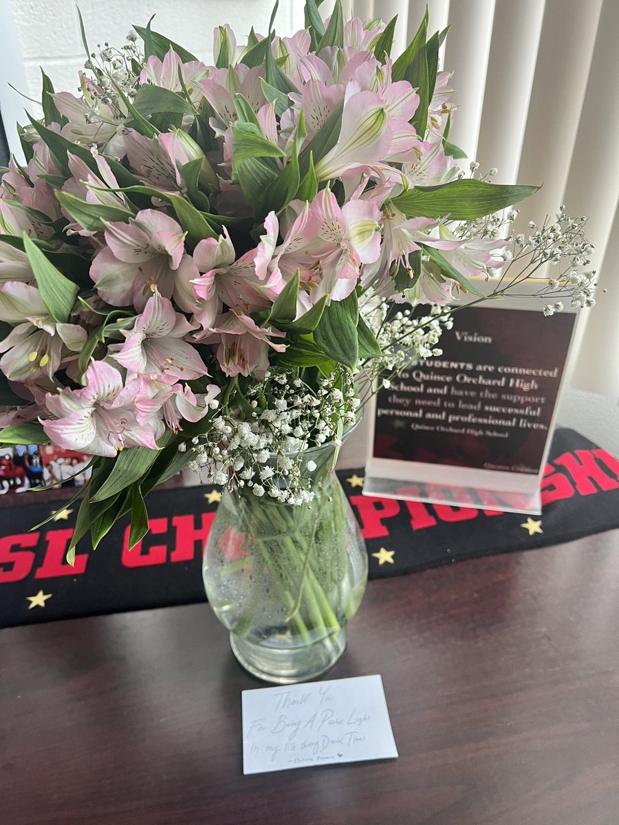 QOHSAP_EB's tweet photo. Today, a student started my day with love by surprising me with appreciation flowers — and it hit my heart! ❤️ #tissuesplease #SpreadLove #ValentinesDay2023 https://t.co/h81NE6nIqy