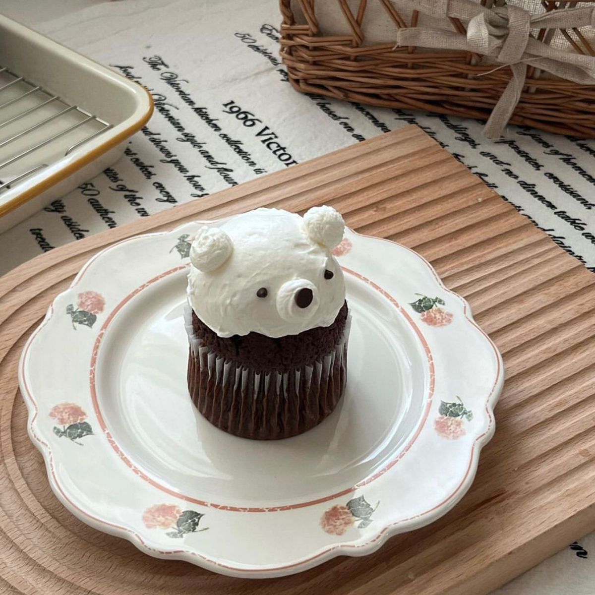 sakuya_twt's tweet photo. Knock-knock! A package has arrived 📦

Happy belated Valentine's Day, oppa! Here is some chocolatey muffin and milk to boost up your day. May good thing only bestowed upon you today. 🤎 https://t.co/eCPAax4rRz