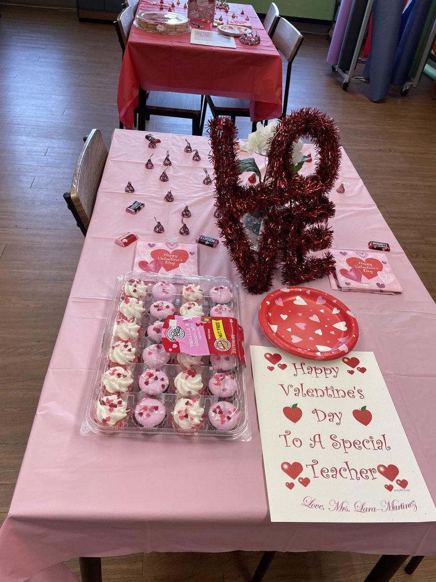 rocamala2009's tweet image. Love my staff, and this was a small token of my appreciation for all they do! I love learning with and from then every day! ⁦@HarmsElementary⁩  #dpscd #happyvalentine