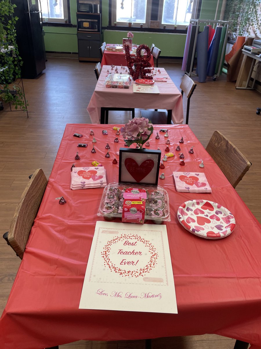 rocamala2009's tweet image. Love my staff, and this was a small token of my appreciation for all they do! I love learning with and from then every day! ⁦@HarmsElementary⁩  #dpscd #happyvalentine