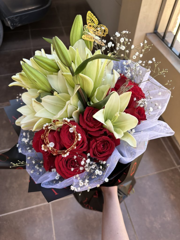 Si me mando flores 🫶🏻🥹a pesar de que todo el mes cante “I can buy myself flowers” JAJAJAJAJJ 💓