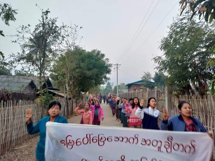 AugustMoe11's tweet photo. Pro-democracy residents in the northern part of Yinmarbin township continued their daily anti-dictatorship demonstration on February 15.

#CrimesAgainstHumanity
#2023Feb15Coup
#WhatsHappeningInMyanmar https://t.co/qXzqdlmANB https://t.co/OK4DN8yI5w