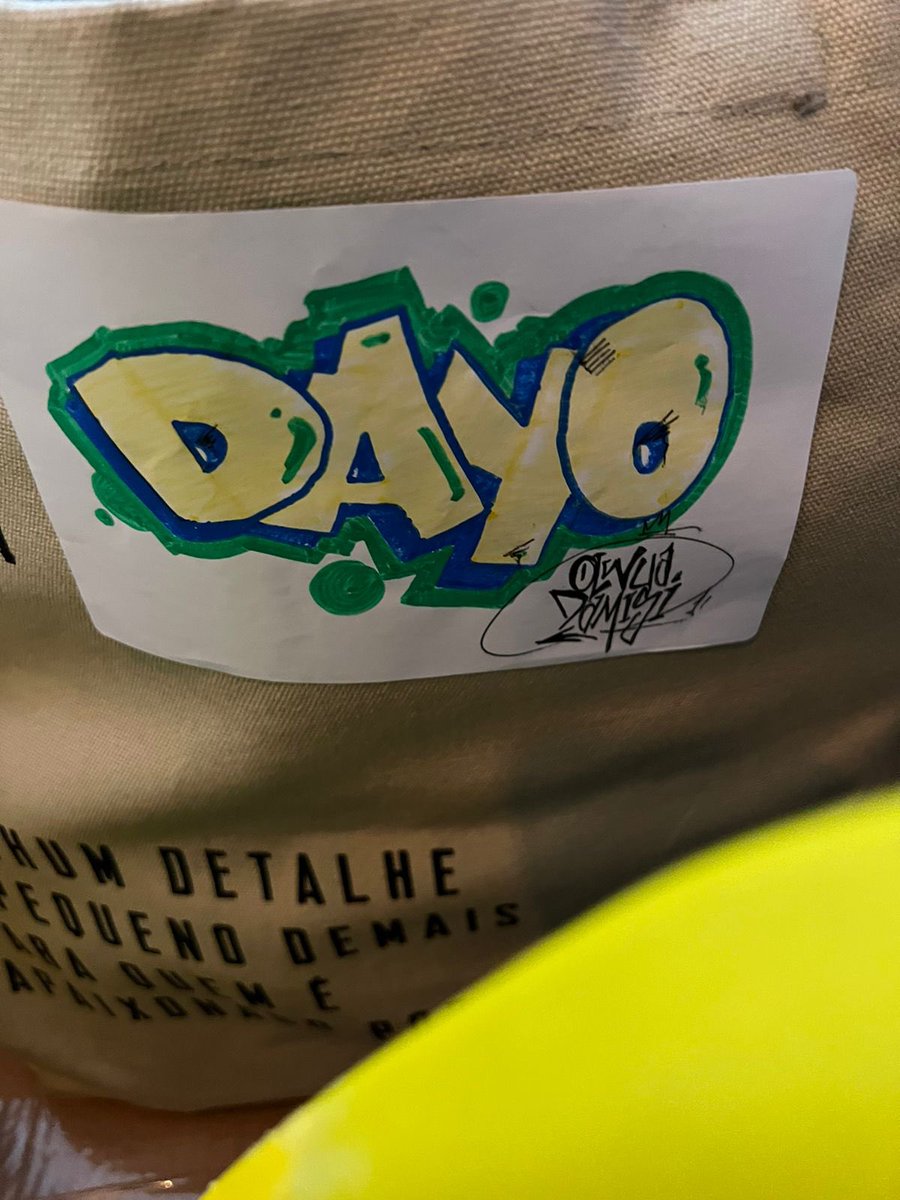 Etiquetando os barato do Dayo pra escolinha