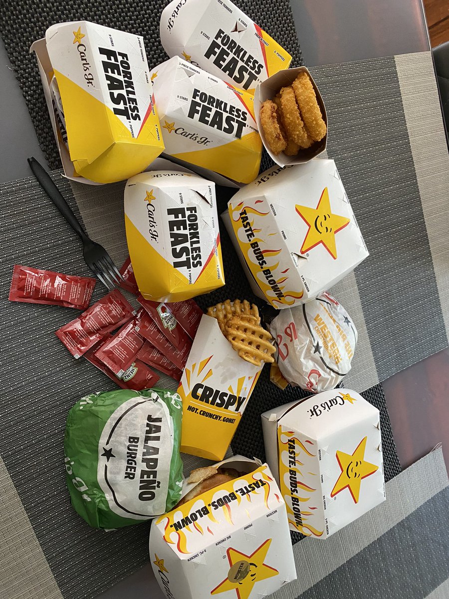 _AnalyCastillo's tweet photo. @elmarianaa Me regaló comida, la más feliz y gordita 🤤🤤 https://t.co/Koa2HKSLPP