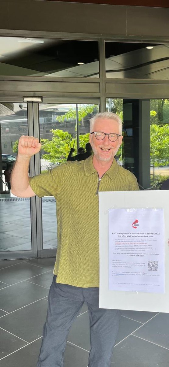 The people you run into while  campaigning for a a fair pay deal in the ABC… 

Billy Bragg lending his support to ABC workers 👇
