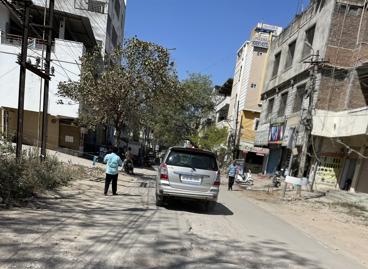 eysureshkumar's tweet photo. @pschandnr_cyb @CYBTRAFFIC @KTRBRS @@cyberabadpolice This vehicle is using Police emergency horn in the traffic and making people panic, I don’t see any police sticker on it either authorised officer in it .. driver inside making fun of those sound is that vehicle is authorised? https://t.co/Tg2uWGMLOf