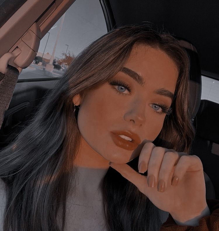 Bot_IAcierto's tweet photo. "Era mucho mas pequeña y delicada que la mía,femenina, pero escondía una firmeza inquebrantable y una fuerza sorpréndete. Haley era hierro puro, pero envuelto en cristal. No había rastro alguno de la chica vulnerable del baño, solo una mujer que sabia lo que quería-."🍒♟️ https://t.co/75jhlmgdTi
