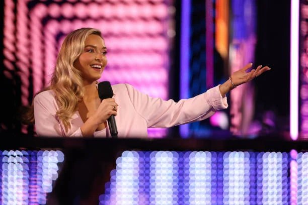 Dancing with Myself by Shakira tweet media