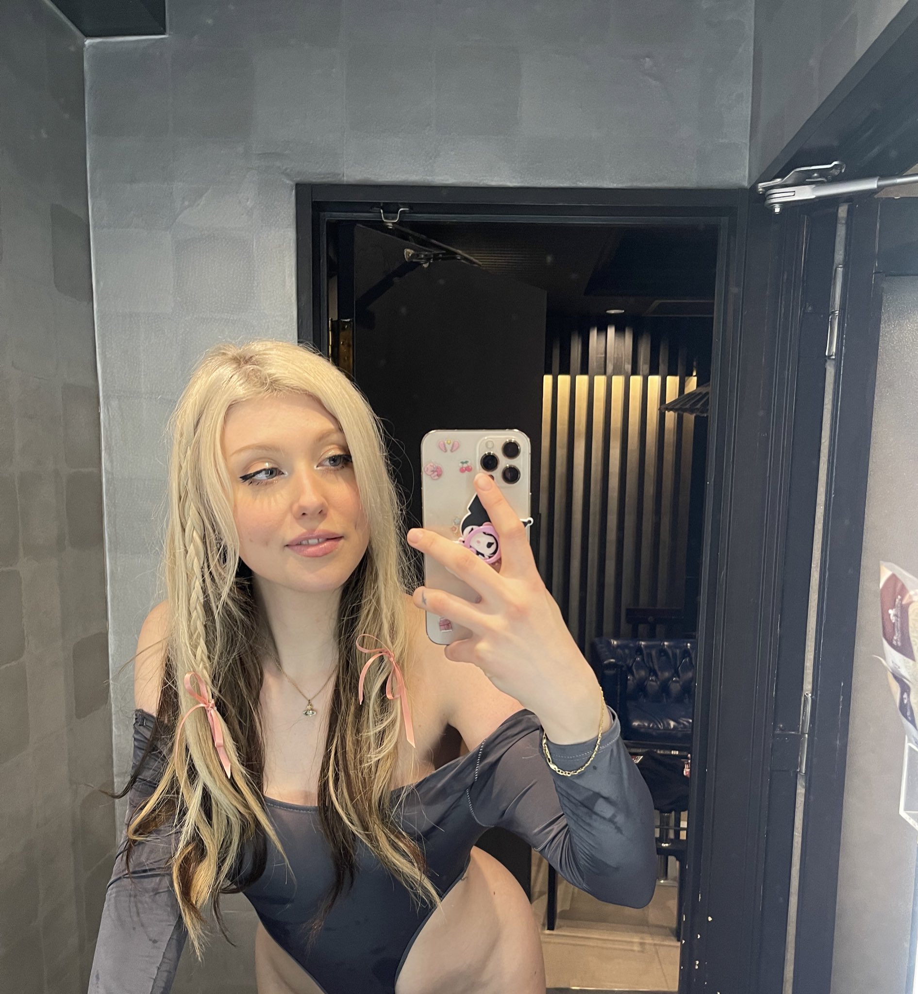I’M IN JAPAN (also happy Vday❤️) https://t.co/f9tjMHEq31