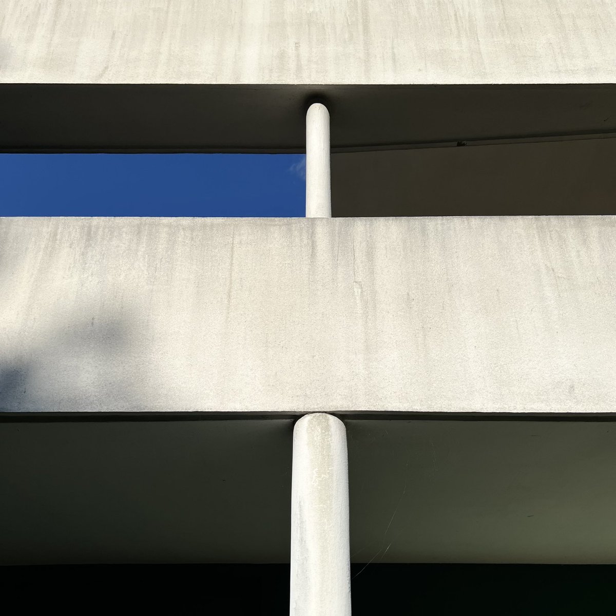 支えるための柱ではない。
近代建築的手法には繊細な操作が隠れている。見る角度によって、捉え方によって、いつの間にか浮き出て来る。