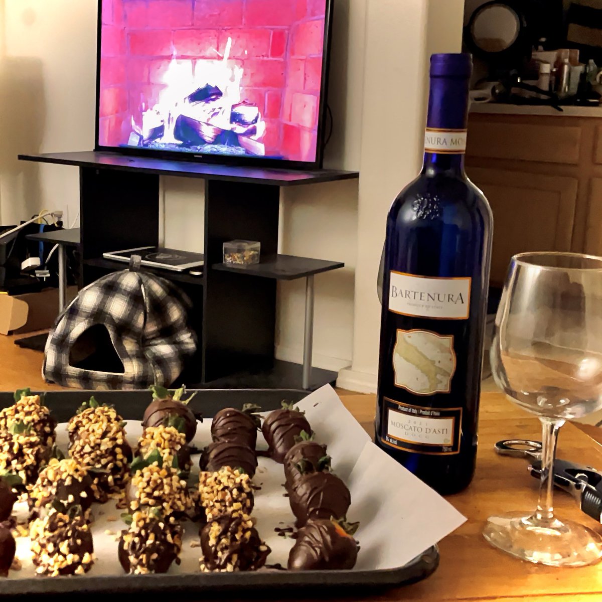 Happy Valentines Day Evening, All! ❤️

<a href="/BartenuraBlue/">Bartenura Moscato</a> is the best semi sweet Moscato. So smooth, and gentle on the palate. My wife and I love this wine 🍷