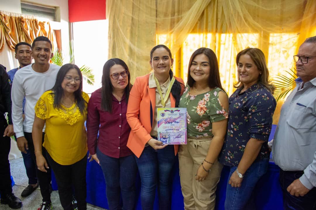 MariaArcayaPsuv's tweet photo. A los condecorados y a todos los jóvenes del Municipio los alentamos a que continúen trabajando y emprendiendo en Venezuela, a formarse, a seguir impulsando sus actividades con el ímpetu que los caracteriza.
@NicolasMaduro https://t.co/E2cG1KcLNB