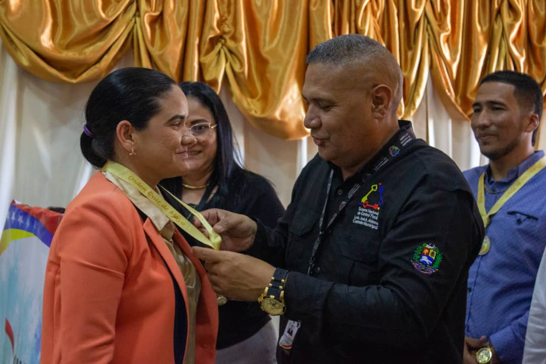 MariaArcayaPsuv's tweet photo. A los condecorados y a todos los jóvenes del Municipio los alentamos a que continúen trabajando y emprendiendo en Venezuela, a formarse, a seguir impulsando sus actividades con el ímpetu que los caracteriza.
@NicolasMaduro https://t.co/E2cG1KcLNB