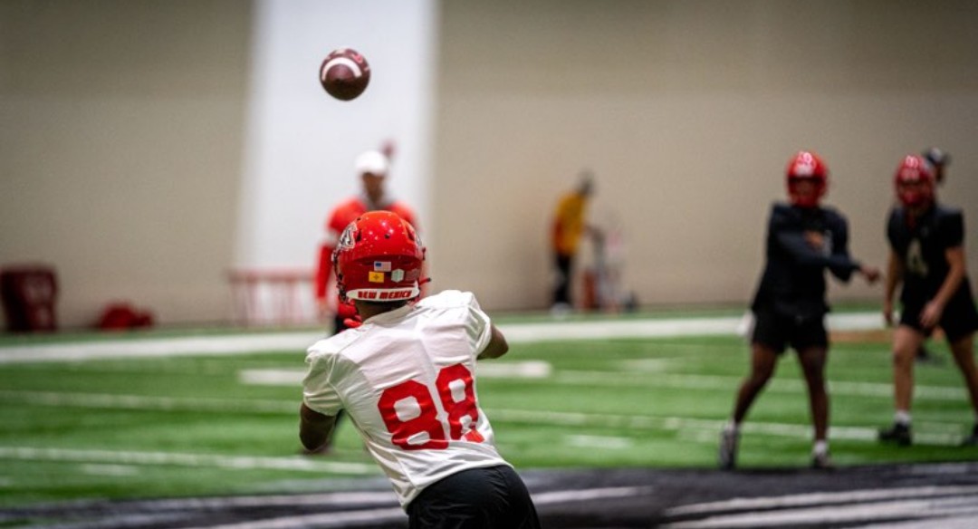 XavierVan11's tweet photo. Let the games begin!  Spring Ball, Day #1.  Let's Work!!!!!! https://t.co/tqI66Ht9wu