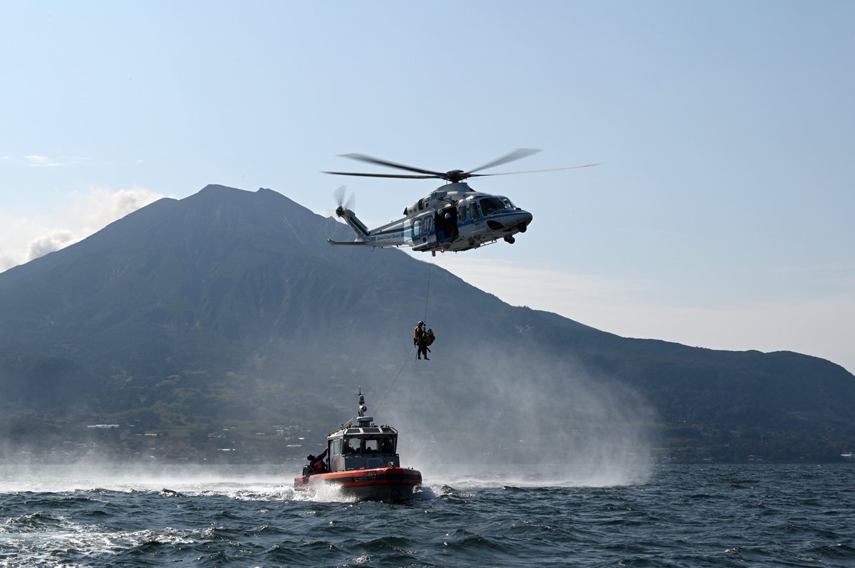 USCGPACAREA's tweet photo. .@USCG Kimball and @JCG_koho crews trained together in Kagoshima Bay, Japan, to enhance our interoperability and expand our capability by understanding how each service operates. Together we'll continue to promote collaboration and cooperation to realize a #FOIP #SAPPHIRE #USCG https://t.co/FOo1qoCtfE