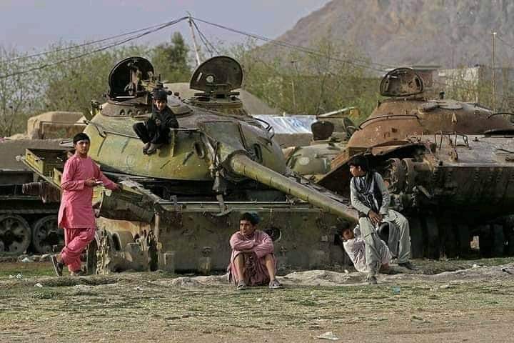 knlhsynwry2's tweet photo. لکه څرنګه چي مو دالله ج په نصرت سره  شورویان داسي په دوړه تر حیرتان تیرکړل سوځیدلي ټانګان یي زموږ دافغان ماشومانو دسات تیري لپاره پاته سول
همداسي به هر یرغلګر داسي ذلیله شړل کیږي
 افغانان دچا غلامي نه مني
💪💪

#دلو۲۶ https://t.co/7vjrBDwp3v